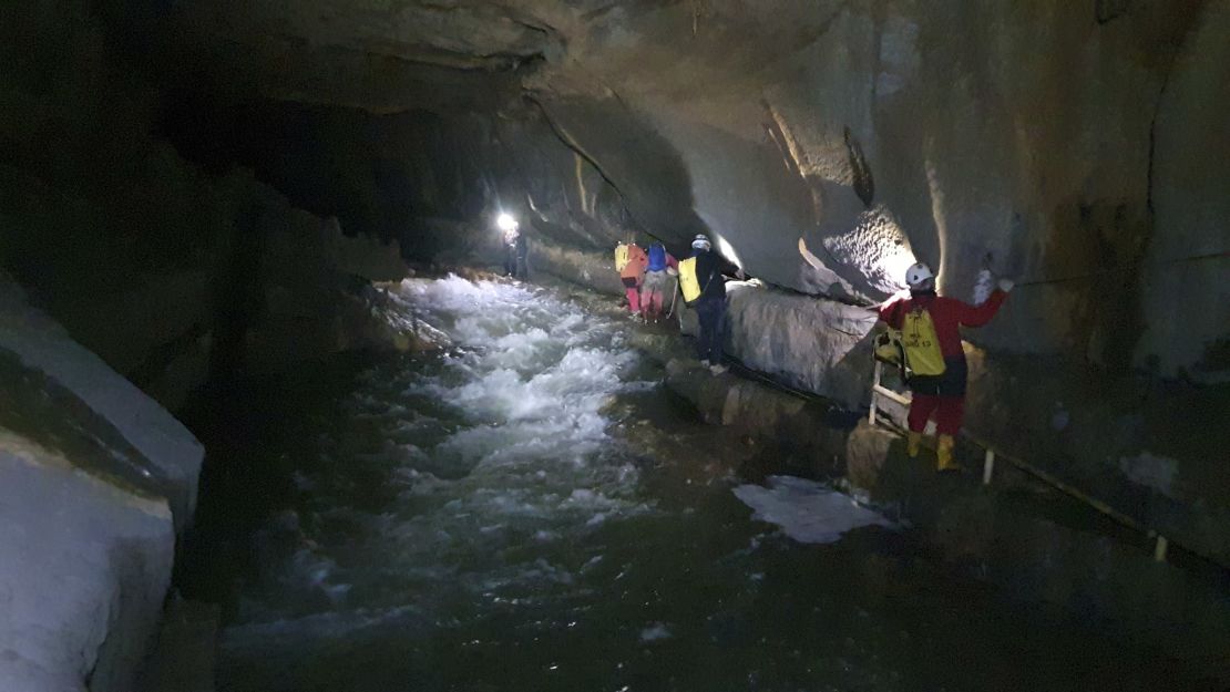 Rescuers take part in a rescue operation to reach five people trapped in the cave after heavy rainfall, in Bloska Polica, Slovenia, January 7, 2024. Cave Rescue Service of Slovenia /Handout via REUTERS    THIS IMAGE HAS BEEN SUPPLIED BY A THIRD PARTY NO RESALES. NO ARCHIVES MANDATORY CREDIT