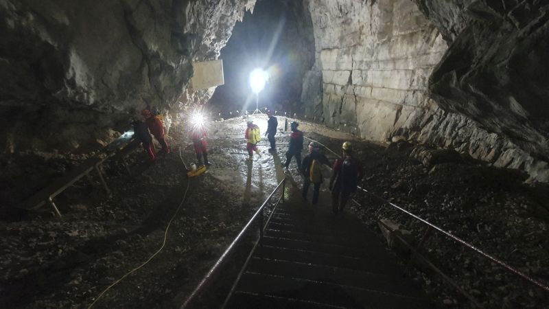 Спасители се надяват да достигнат до туристи и водачи, хванати в капан в словенската пещера