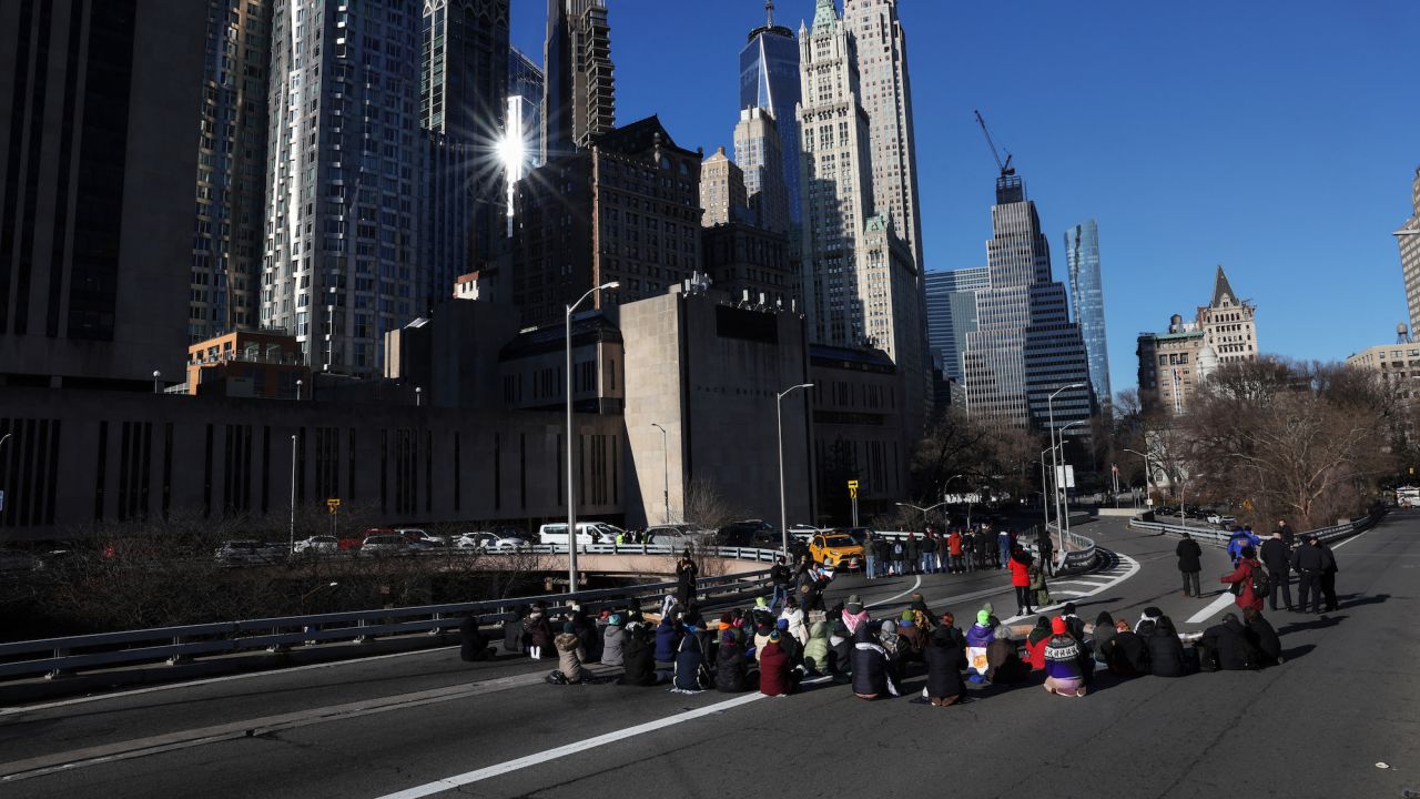 Pro-Palestinian demonstrators block a Brooklyn Bridge roadway during a 'Shut it Down for Palestine' protest in New York City, U.S., January 8, 2024.  REUTERS/Shannon Stapleton