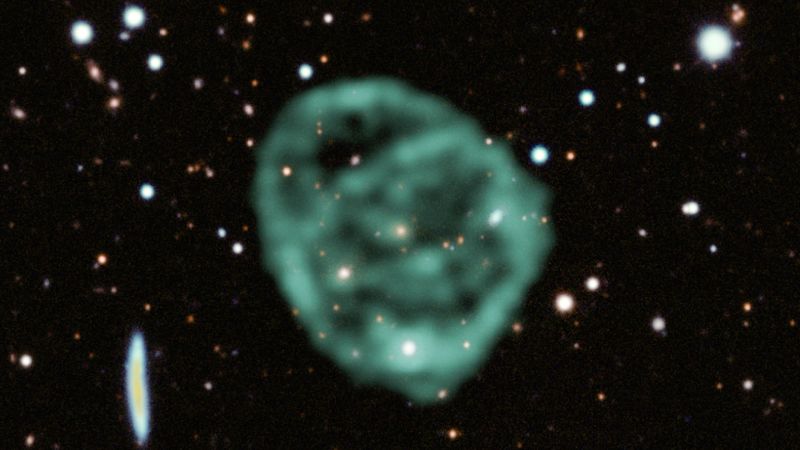 Vòng tròn vô tuyến khổng lồ của người ngoài hành tinh trong không gian có thể do các ngôi sao phát nổ