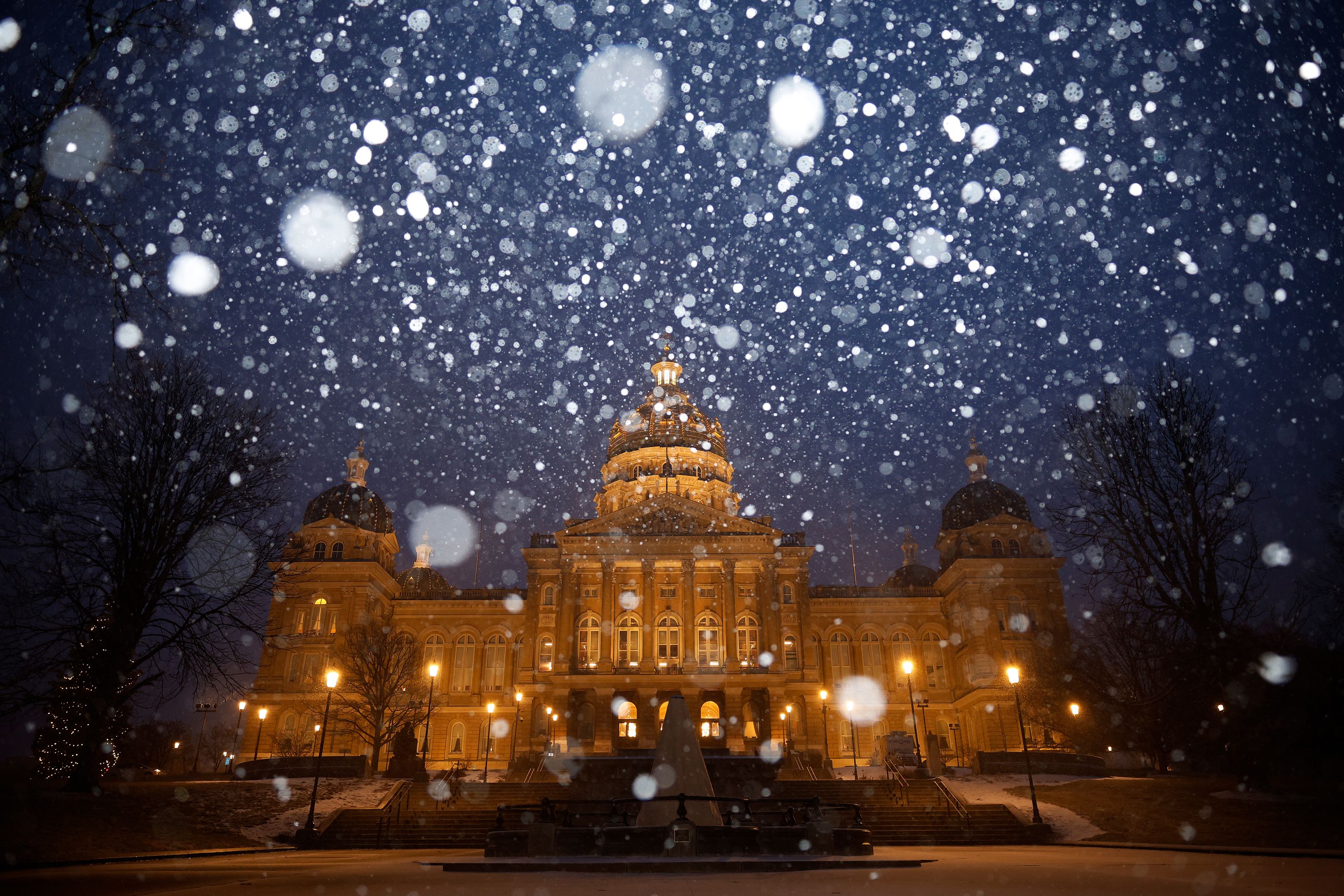 A light and steady snow falls on the Iowa State Capitol on Monday, January 8.