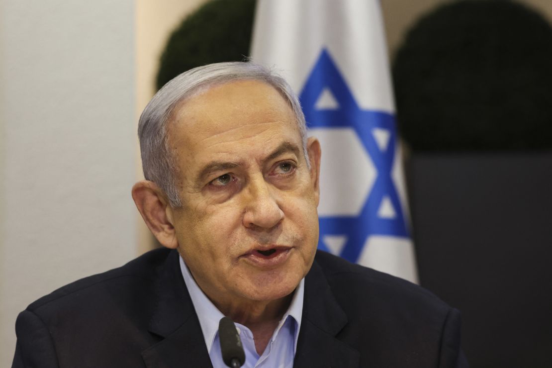 El primer ministro israelí, Benjamin Netanyahu, encabeza la reunión semanal del gabinete en el Ministerio de Defensa en Tel Aviv el 7 de enero de 2024. (Foto de RONEN ZVULUN/POOL/AFP) (Foto de RONEN ZVULUN/POOL/AFP vía Getty Images)