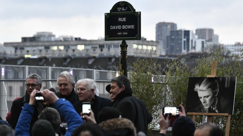 Парижки път е кръстен на Дейвид Боуи като официалното откриване