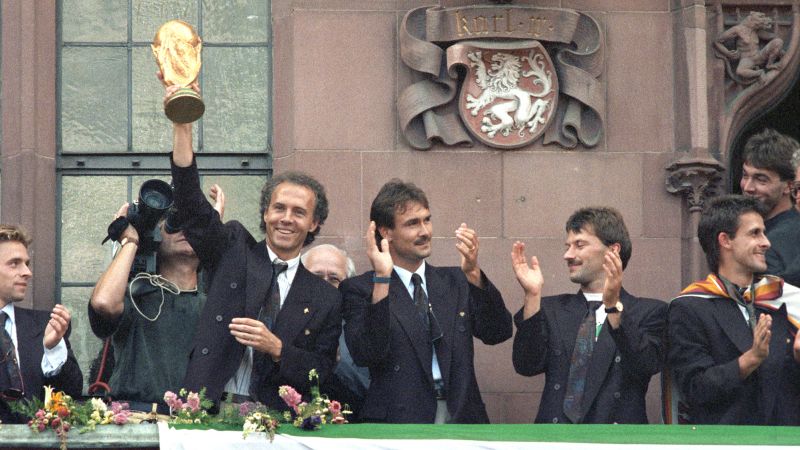 Революционният футболист Франц Бекенбауер един от малкото мъже печелили Световното