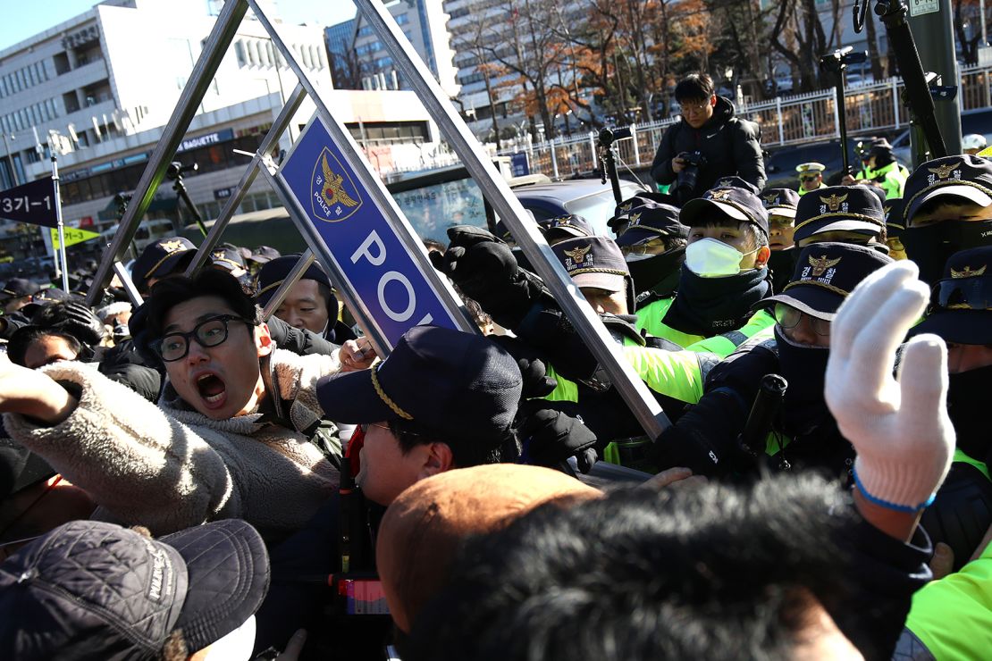 Los criadores de perros se pelean con agentes de policía durante una protesta, exigiendo que el gobierno descarte los planes de aprobar un proyecto de ley para hacer cumplir la prohibición del consumo de carne de perro, frente a la oficina presidencial el 30 de noviembre de 2023 en Seúl, Corea del Sur.