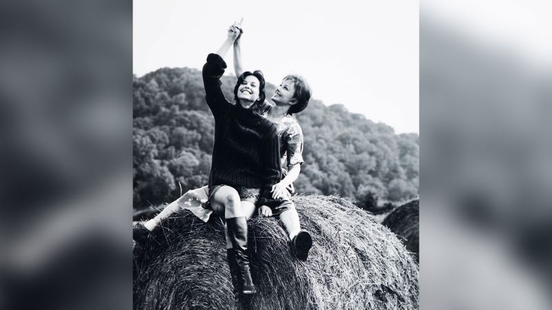 Healing Trauma: Ashley Judd's Journey to Grieve Her Mother