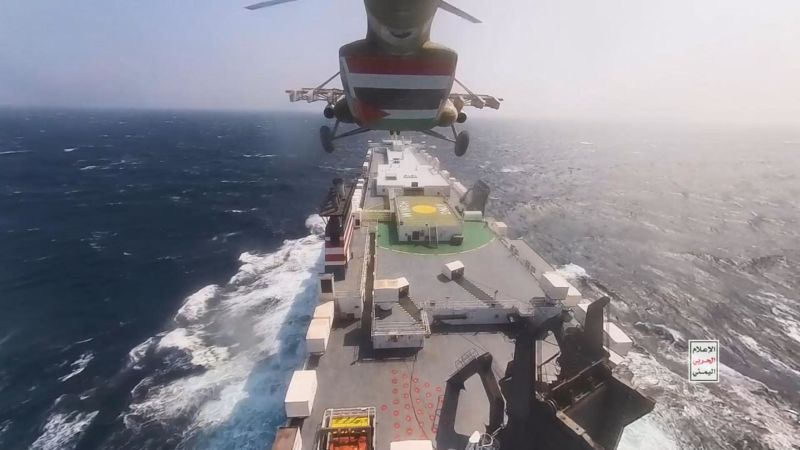 Urzędnicy obrony USA powiedzieli, że Marynarka Wojenna Stanów Zjednoczonych zestrzeliła 24 rakiety i drony Houthi wystrzelone z Jemenu nad Morzem Czerwonym.