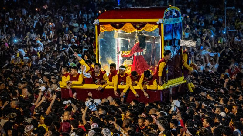 Черно назарянско шествие привлича милиони католически поклонници във филипинската столица