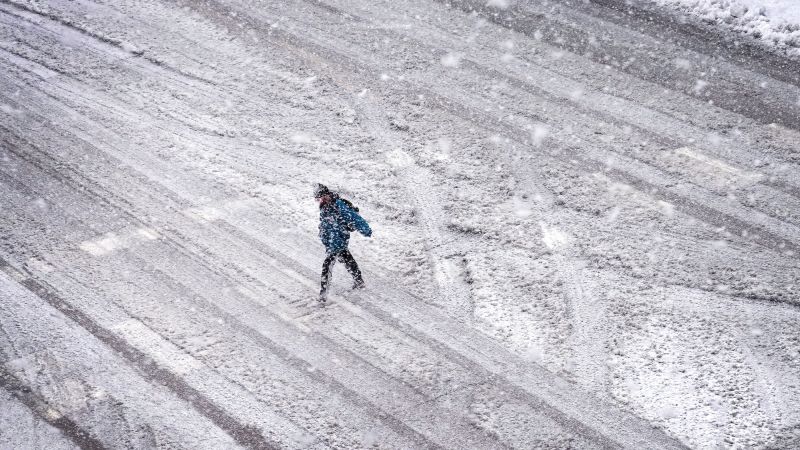 Смъртоносна зимна буря ще отприщи повече сняг, вятър и дъжд в североизточната част, тъй като прекъсванията на тока се разпространяват