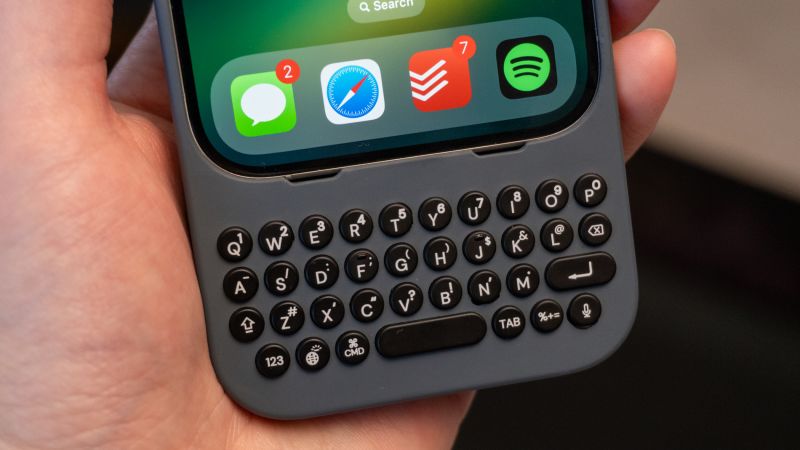 This $139 iPhone case gives you a real keyboard to type on — and we tried  it | CNN Underscored