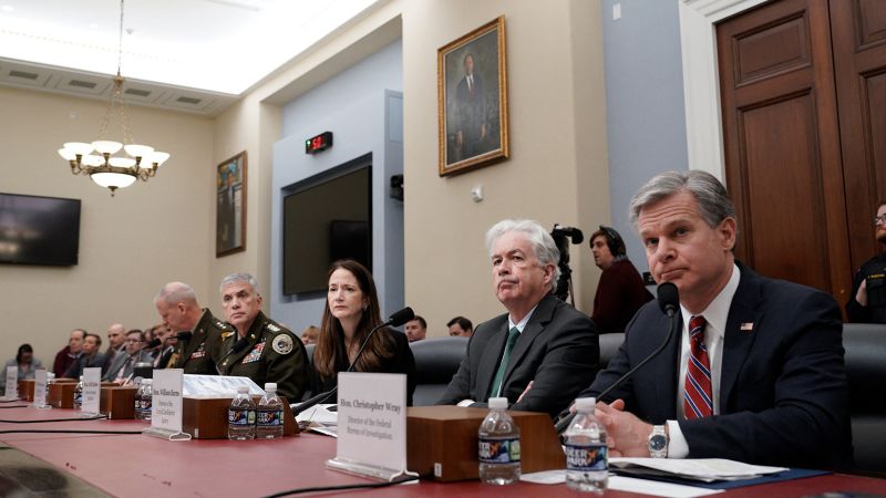Високопоставени служители на разузнаването на САЩ предупреждават, че войната на Русия в Украйна не е намалила желанието на Кремъл да се намеси в изборите в САЩ