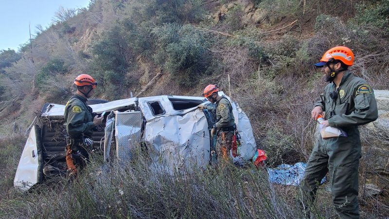 Жена оцеля 4 нощи в планините на Калифорния, след като колата й падна в каньон