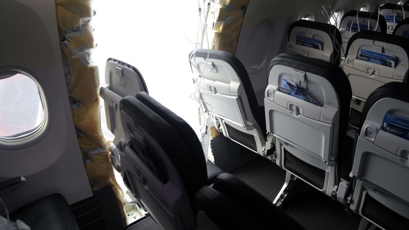Авиационни експерти повдигат въпроси относно дизайна на 737 Max „щепсел на вратата“