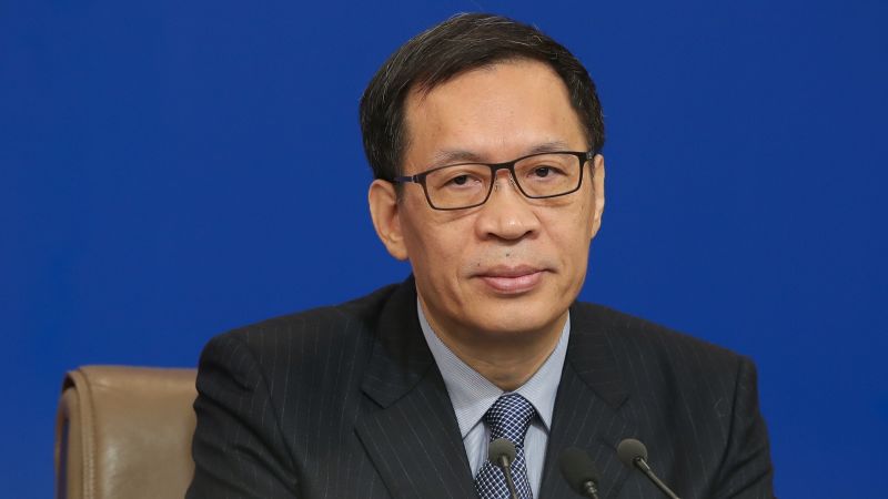Бивш китайски централен банкер е вземал „изключително масивни“ подкупи, казват държавните медии