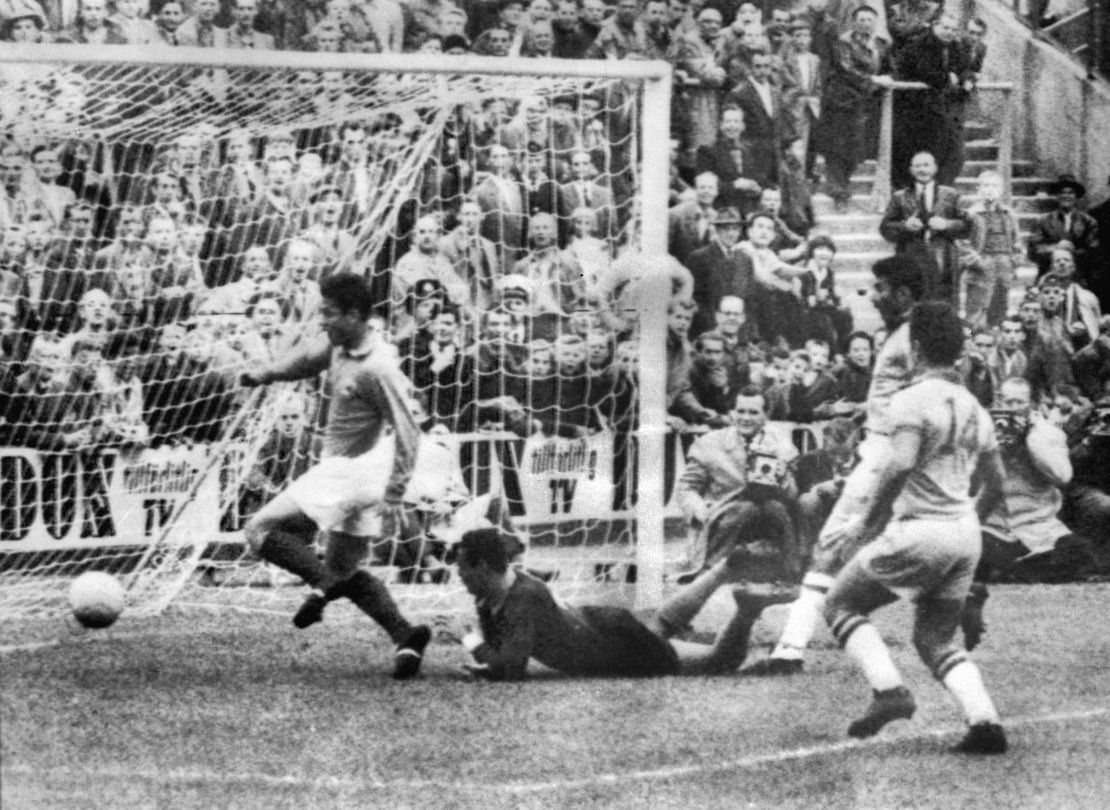 French forward Just Fontaine (L) celebrates after scoring a goal past Brazilian goalkeeper Gilmar and defender Nilton De Sordi (14) to tie the score at 1 during the World Cup semifinal soccer match between Brazil and France 24 June 1958 in Stockholm. Brazil beat France 5-2 with  three goals from Pele. AFP PHOTO        (Photo credit should read STAFF/AFP via Getty Images)