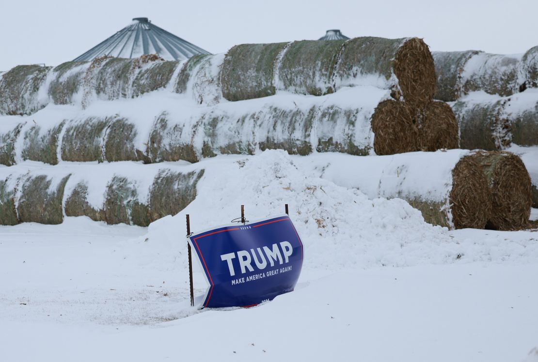 DES MOINES, IOWA – 10 stycznia: Billboard wyborczy wspierający byłego prezydenta Donalda Trumpa utknął w ziemi 10 stycznia 2024 r. w Des Moines w stanie Iowa.  Wyborcy stanowi przygotowują się na prawybory prezydenckie Partii Republikańskiej w Iowa, które odbędą się 15 stycznia.  (Zdjęcie: Joe Radle/Getty Images)