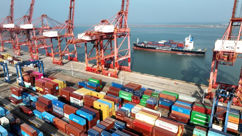 Износът на Китай се свива за първи път от седем години