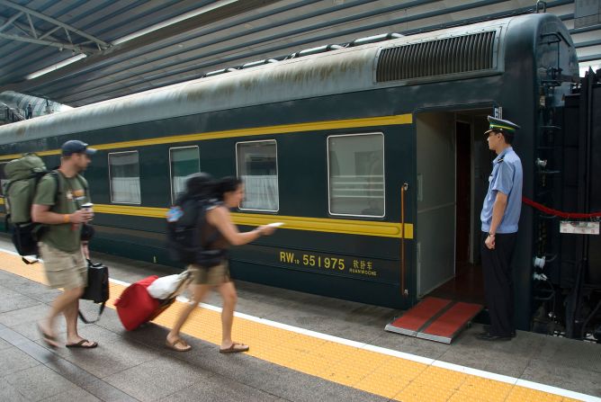 B6FHB2 Tourists arriving to the Trans-Mongolian train at the Beijing Station,China. Image shot 2008. Exact date unknown.