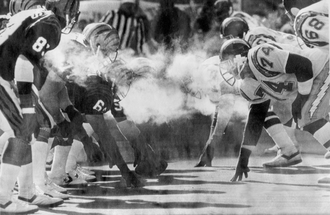 Los linieros de los Cincinnati Bengals, izquierda, y los San Diego Chargers se alinean en temperaturas bajo cero durante el juego de campeonato de la AFC el 10 de enero de 1982, en lo que se denominó 