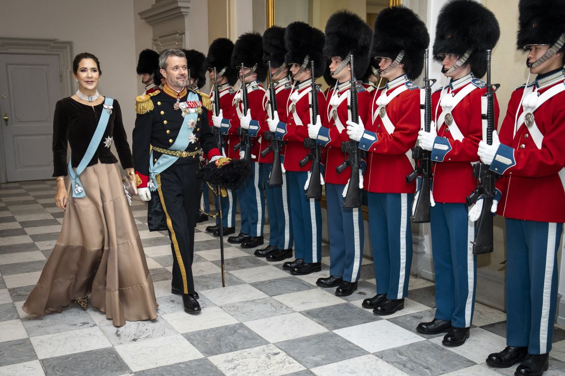 La pareja del príncipe heredero llega al Palacio de Christiansborg en Copenhague el 4 de enero de 2024.