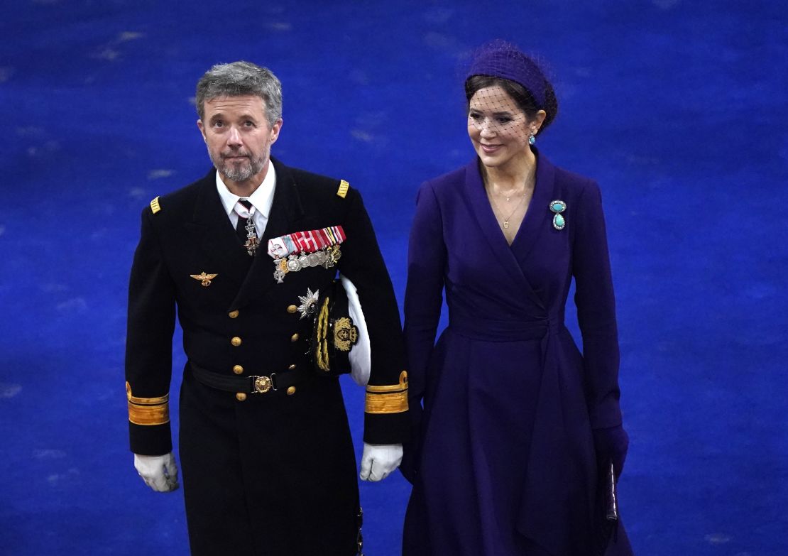 El Príncipe Heredero Federico de Dinamarca (R) y la Princesa Heredera María de Dinamarca llegan a la cura de Año Nuevo para oficiales de las Fuerzas Armadas y la Agencia Nacional de Manejo de Emergencias, así como representantes invitados de las principales organizaciones nacionales y el patrocinio real en el Castillo de Christiansborg en Copenhague el 4 de enero de 2024. La reina Margarita de Dinamarca anunció en su discurso de Año Nuevo que abdicará el 14 de febrero de 2024. El príncipe heredero Federico ocupará su lugar y se convertirá en el rey Federico décimo de Dinamarca, mientras que la princesa heredera María, nacida en Australia, lo hará. ser Reina de Dinamarca. (Foto de Mads Claus Rasmussen / Ritzau Scanpix / AFP) / Dinamarca FUERA (Foto de MADS CLAUS RASMUSSEN/Ritzau Scanpix/AFP vía Getty Images)