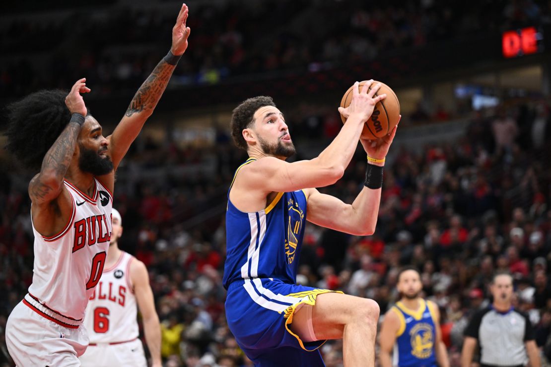CHICAGO, ILLINOIS - JANUARY 12:  Klay Thompson #11 of the Golden State Warriors drives to the basket past Coby White #0 of the Chicago Bulls in the second half on January 12, 2024 at United Center in Chicago, Illinois. Golden State defeated Chicago 140-131.   NOTE TO USER: User expressly acknowledges and agrees that, by downloading and or using this photograph, User is consenting to the terms and conditions of the Getty Images License Agreement.  (Photo by Jamie Sabau/Getty Images)