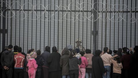 RAFAH, GAZA - JANUARY 11: Palestinians, who left their homes due to Israeli strikes and live in tents, talk to an Egyptian soldier at the Rafah border in Rafah, Gaza on January 11, 2024. (Photo by Abed Zagout/Anadolu via Getty Images)