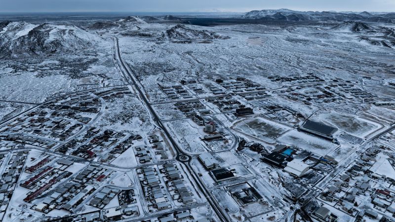 Градът в Исландия отново трябва да се евакуира, след като наблизо се отвориха нови вулканични пукнатини