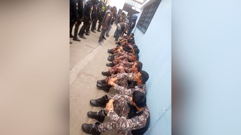 Най-малко 41 затворнически работници, държани от затворници, освободени в Еквадор