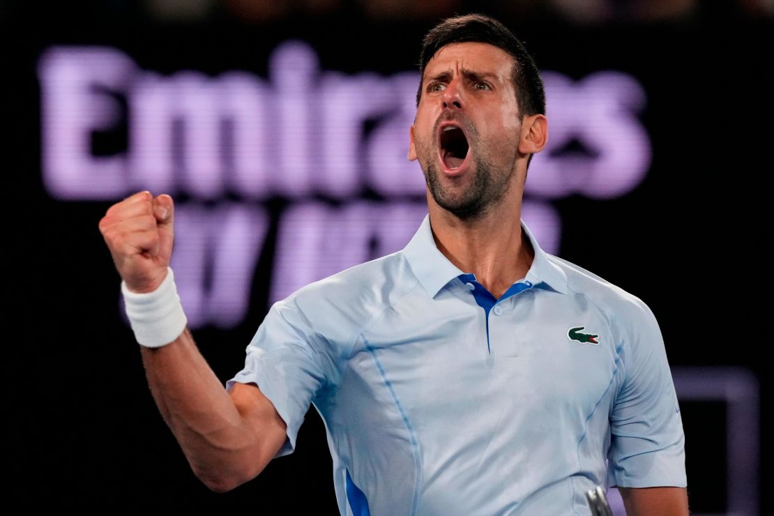 El serbio Novak Djokovic celebra después de ganar el tercer set contra el croata Dino Prizmic durante su partido de primera ronda en el campeonato de tenis del Abierto de Australia en Melbourne Park, Melbourne, Australia, el domingo 14 de enero de 2024.