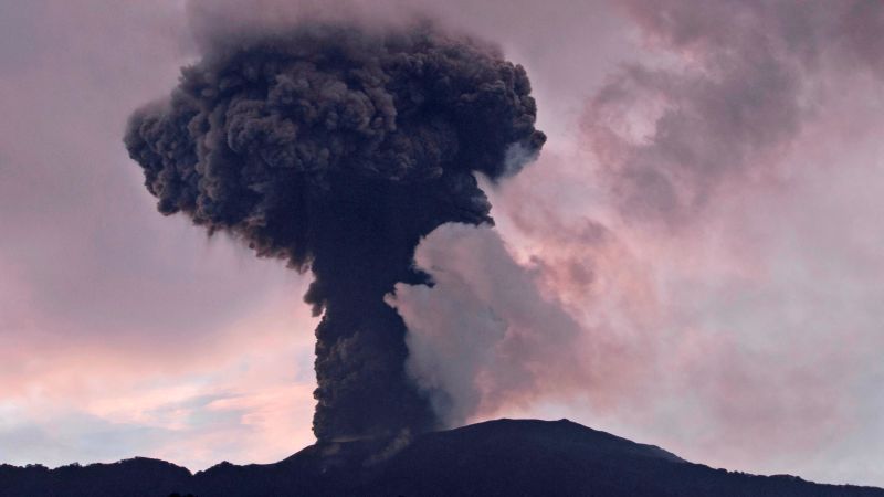 Вулканът Марапи в Индонезия изригна за втори път от седмици,