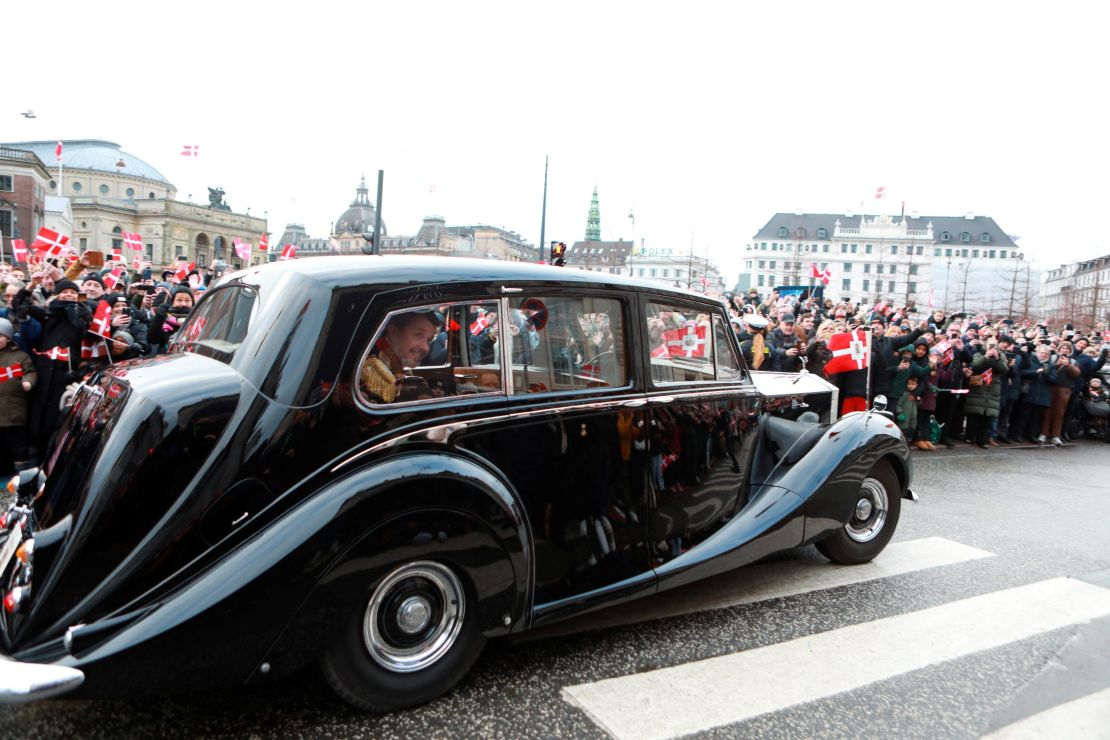 El príncipe heredero Frederik se sienta en el coche Krone 1 durante el viaje desde el castillo de Amalienborg al castillo de Christiansborg, el día en que la reina Margarita de Dinamarca abdica después de un reinado de 52 años y asciende al trono como rey Federico X en Copenhague, Dinamarca, el 14 de enero de 2024. .