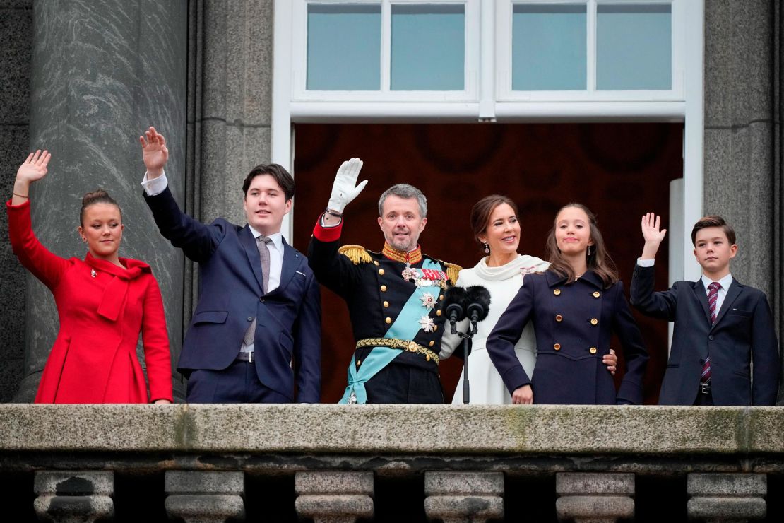 El rey Federico X y la reina María de Dinamarca, junto con sus hijos de izquierda a derecha, la princesa Josefina, el príncipe heredero Christian, la princesa Isabel y el príncipe Vicente saludan después de la proclamación, en el Palacio de Christiansborg, en Copenhague, el domingo 14 de enero de 2024.