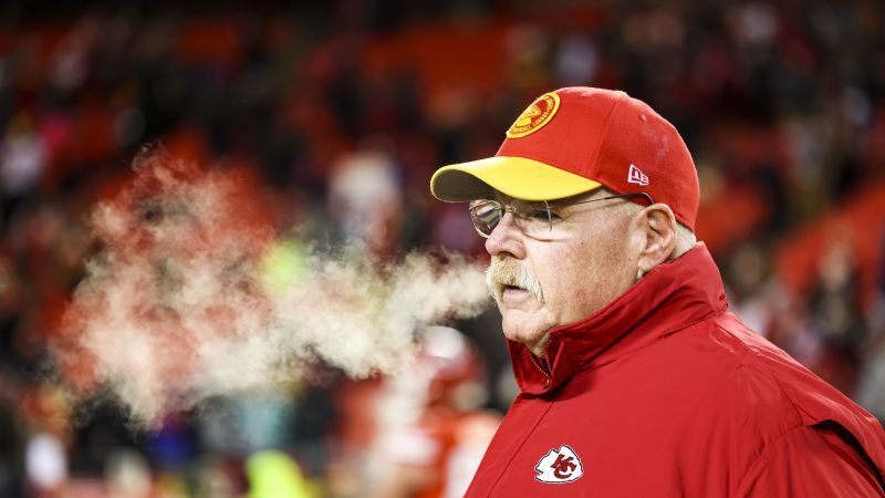 Die Kansas City Chiefs besiegen die Miami Dolphins bei so kalten Bedingungen, dass Trainer Andy Reids Schnurrbart gefror