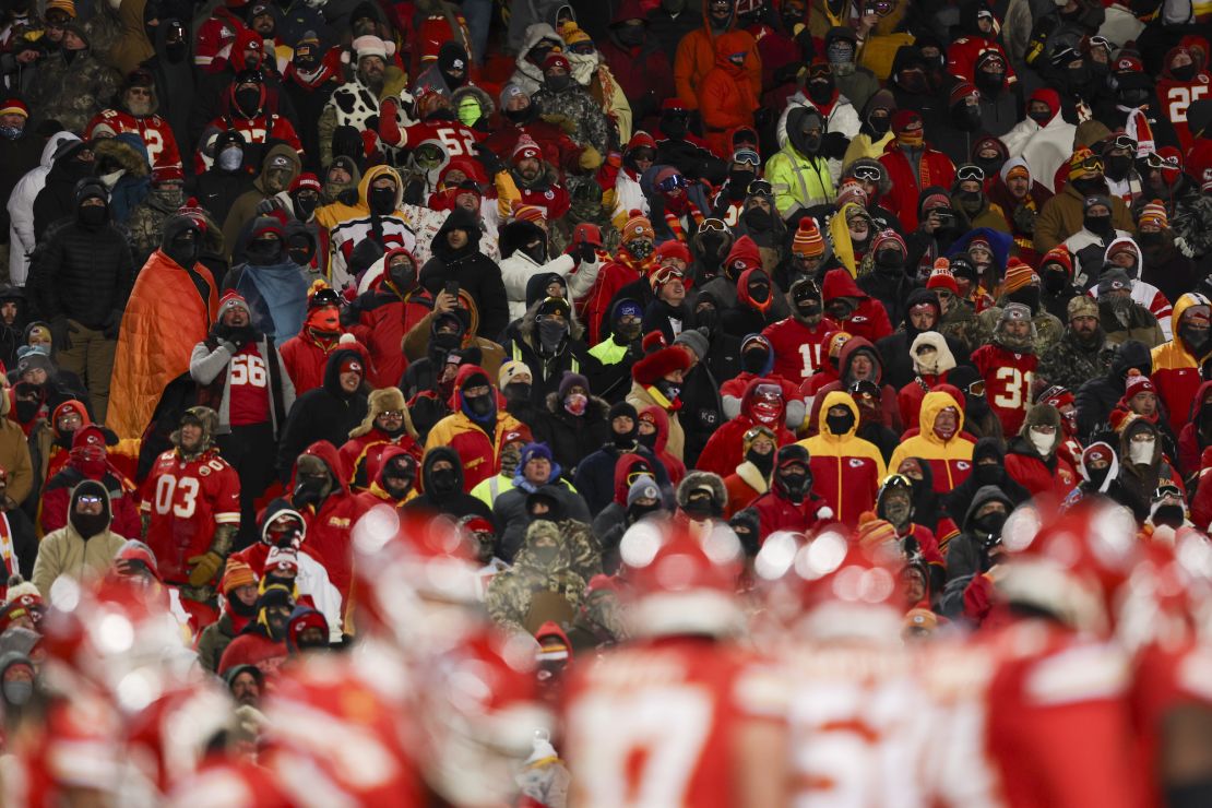 KANSAS CITY, MO – 13. JANUAR: Fans der Kansas City Chiefs schauen während eines NFL Super Wild Card Weekend-Playoff-Spiels gegen die Miami Dolphins im GEHA Field im Arrowhead Stadium am 13. Januar 2024 in Kansas City, Missouri, zu.  (Foto von Kara Durrett/Getty Images)