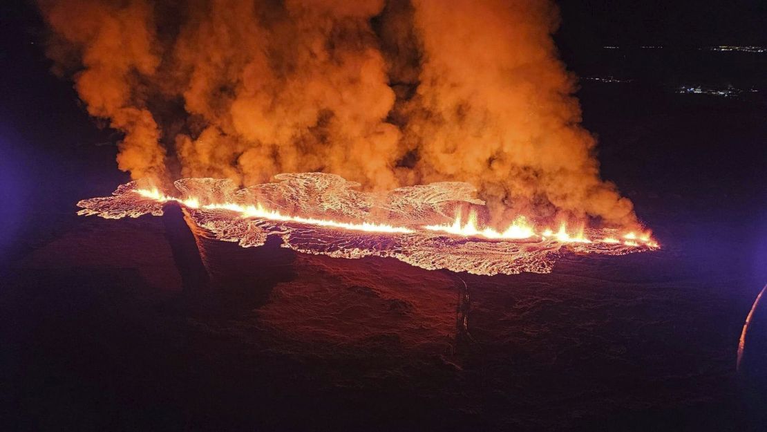 На цій фотографії, наданій Службою цивільного захисту, зробленій з вертольота берегової охорони, вид на лаву під час виверження вулкана біля Гріндавіка, Ісландія, неділя, 14 січня 2024 р.