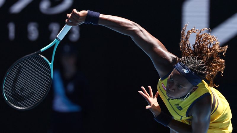 Коко Гауф демонстрира нов сервис по време на разрушаването в първия кръг на Australian Open