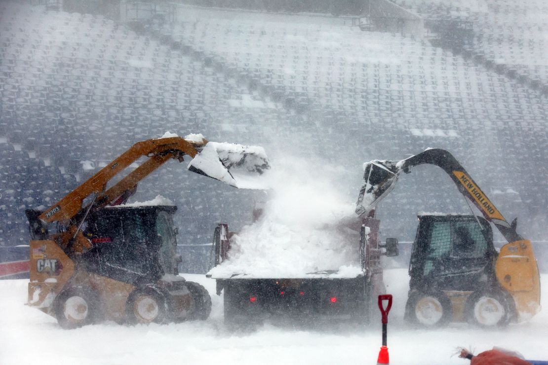 Công nhân dọn tuyết khỏi Sân vận động Highmark ở Công viên Orchard, New York, Chủ nhật ngày 14 tháng 1 năm 2024.