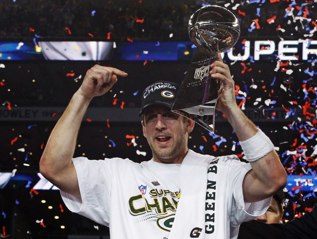 Green Bay Packers quarterback Aaron Rodgers holds up the Vince Lombardi Trophy after the Packers defeated the Pittsburgh Steelers in the NFL's Super Bowl XLV football game in Arlington, Texas, February 6, 2011. Rodgers was voted MVP of the game.  REUTERS/Brian Snyder (UNITED STATES  - Tags: SPORT FOOTBALL)