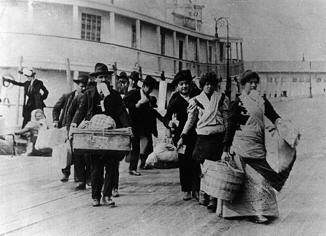 Italian emigrants of the early twentieth century. Italians who disembark at Ellis Island. 1900.