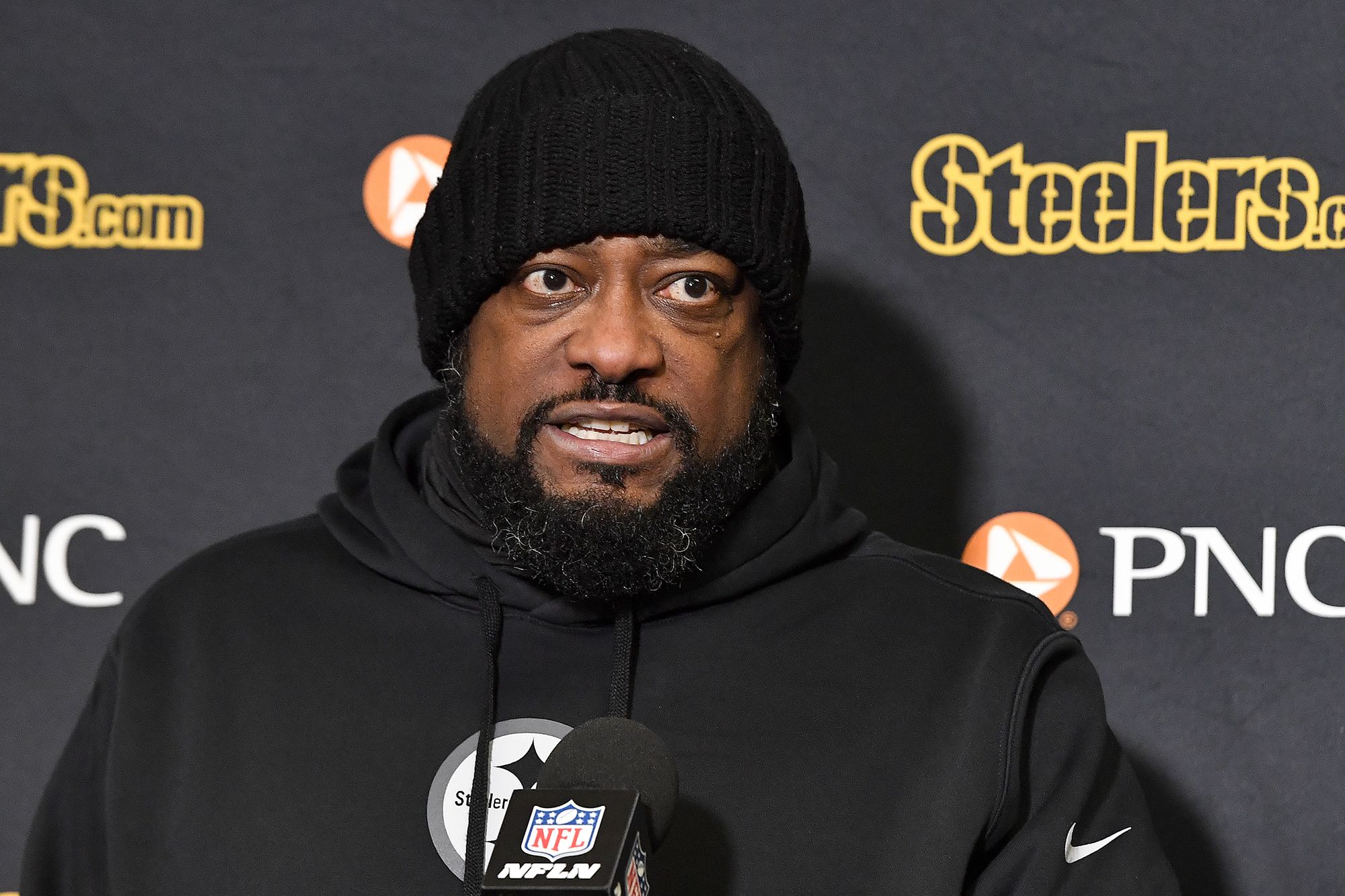 Mike Tomlin: Steelers head coach walks out of postgame news conference after contract question following playoff loss | CNN