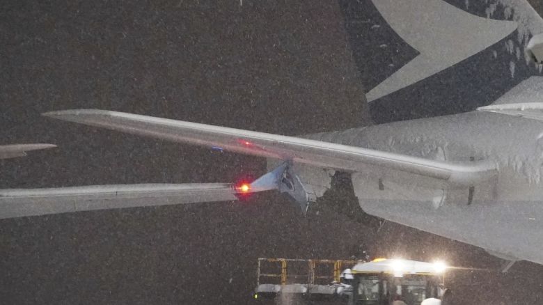 Una parte del ala de un avión de Korean Air, izquierda, y un avión de Cathay Pacific, derecha, se ven después de una colisión en el nuevo aeropuerto de Chitose, en el norte de Japón, en Sapporo, el martes 16 de enero de 2024. Un avión de Korean Air que transportaba a 289 personas chocó contra un Un avión de Cathay Pacific estacionado mientras era empujado por un vehículo terrestre antes del despegue en el nuevo aeropuerto de Chitose, en el norte de Japón, el martes, pero no causó incendio ni heridos, dijeron funcionarios de bomberos y de la aerolínea.  (Kyodo News vía AP)