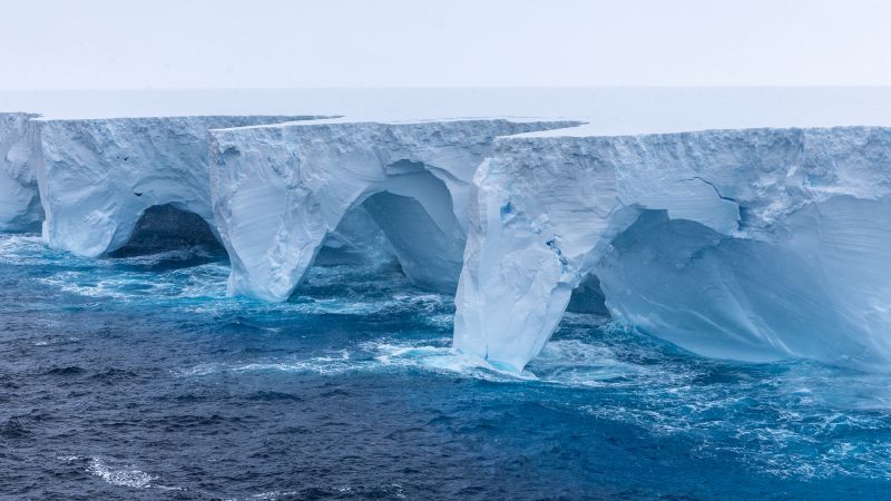 Поразителни снимки показват арки и пещерни кухини, издълбани в най-големия айсберг в света