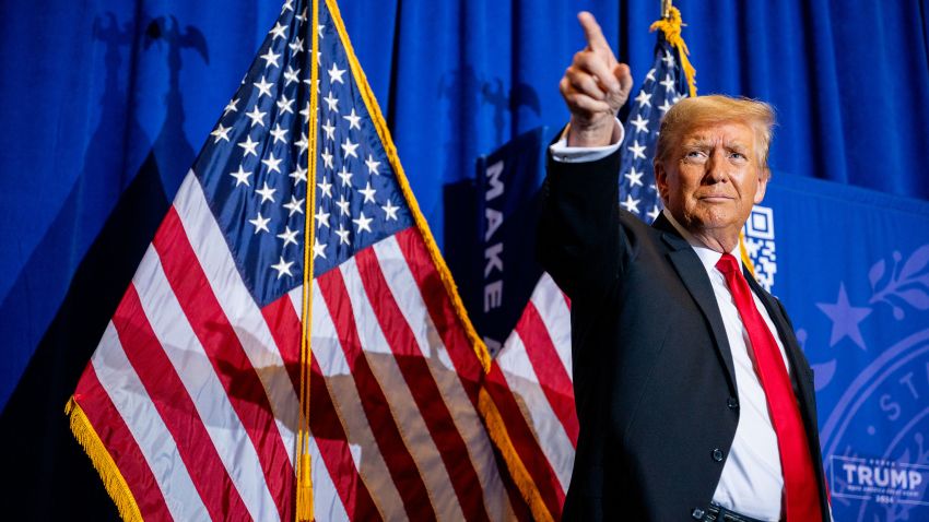 ATKINSON, NEW HAMPSHIRE - 16 DE JANEIRO: Candidato presidencial republicano, o ex-presidente dos EUA Donald Trump aponta para apoiadores na conclusão de um comício de campanha no Atkinson Country Club em 16 de janeiro de 2024 em Atkinson, New Hampshire. Trump venceu a convenção política de Iowa desta semana, solidificando-o como o principal candidato republicano na primeira votação de 2024. O ex-presidente dos EUA segue hoje para Atkinson, New Hampshire, enquanto continua em campanha durante as eleições primárias. (Foto de Brandon Bell/Getty Images)