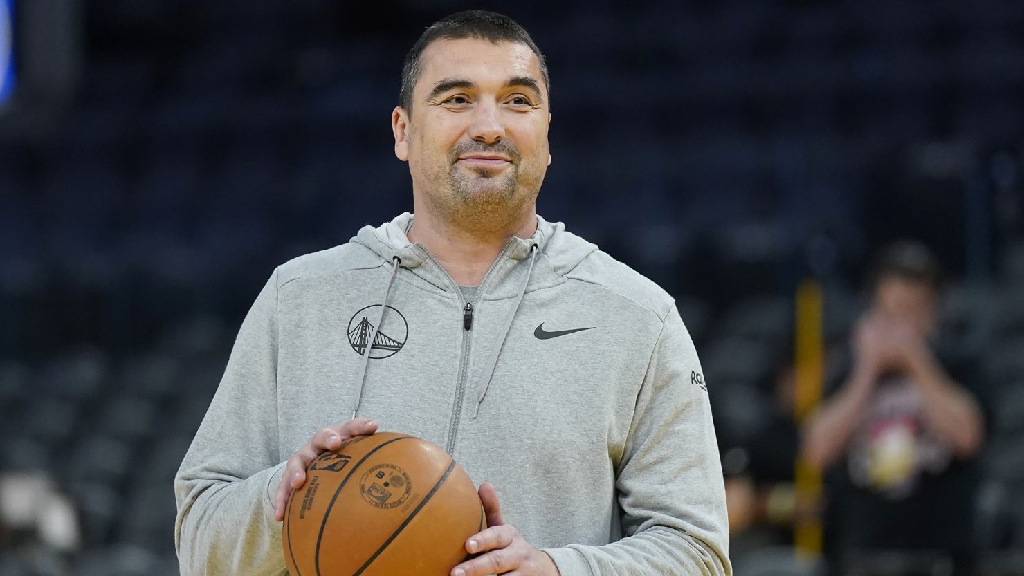 FILE - Golden State Warriors assistant coach Dejan Milojevic smiles during an NBA preseason basketball game against the Denver Nuggets San Francisco, Friday, Oct. 14, 2022. Warriors assistant coach Dejan Milojević, a mentor to two-time NBA MVP Nikola Jokic and a former star player in his native Serbia, died Wednesday, Jan. 17, 2024, after suffering a heart attack, the team announced. Milojević, part of the staff that helped the Warriors win the 2022 NBA championship, was 46.(AP Photo/Jeff Chiu, File)