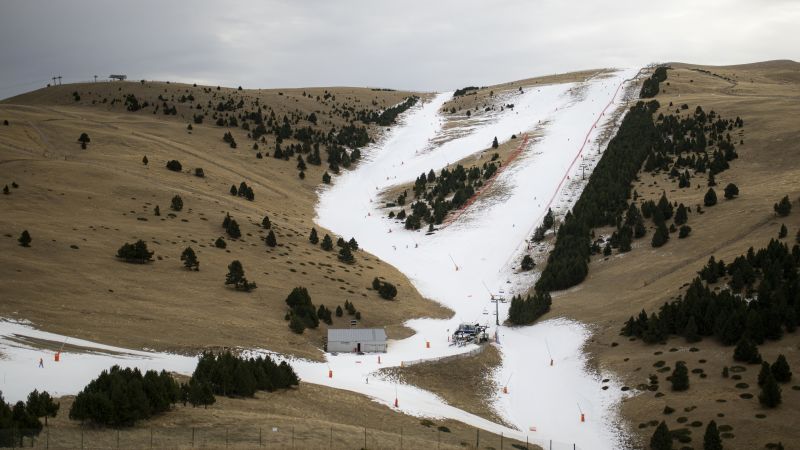 Новата технология за изкуствен сняг може да предложи спасение на затруднените ски курорти