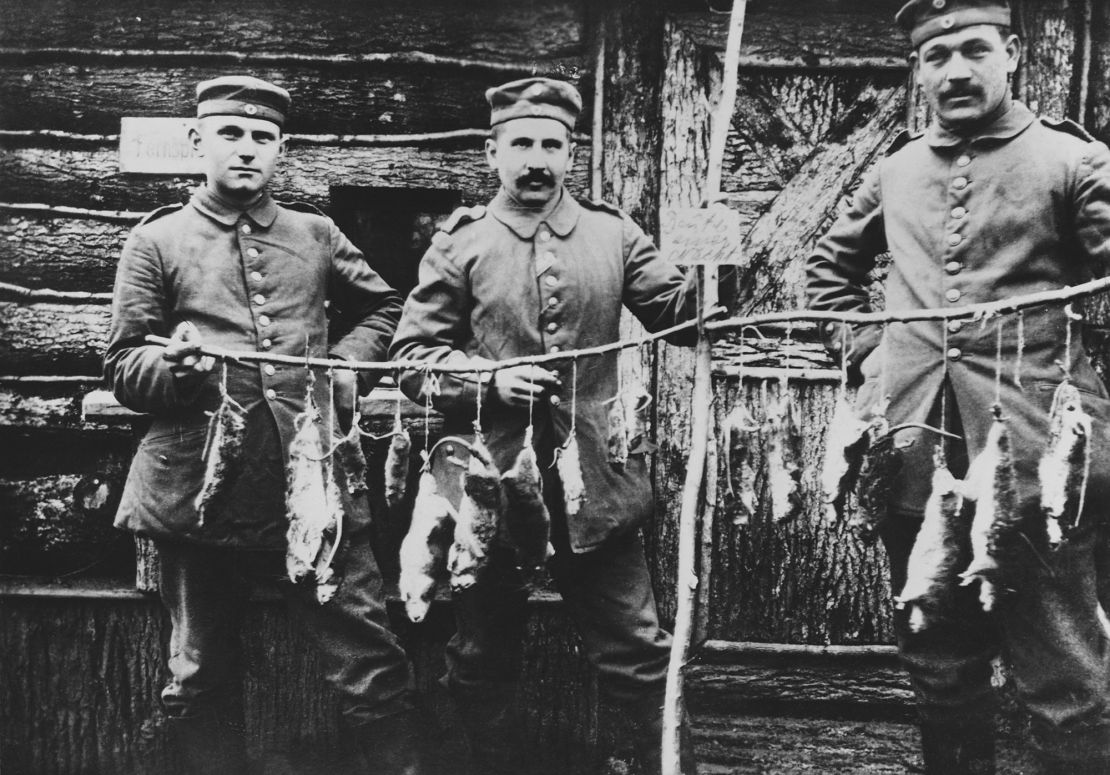 Tres soldados alemanes muestran el resultado de una noche de caza de ratas en una trinchera del frente occidental durante la Primera Guerra Mundial. (Foto de © Hulton-Deutsch Collection/CORBIS/Corbis vía Getty Images)