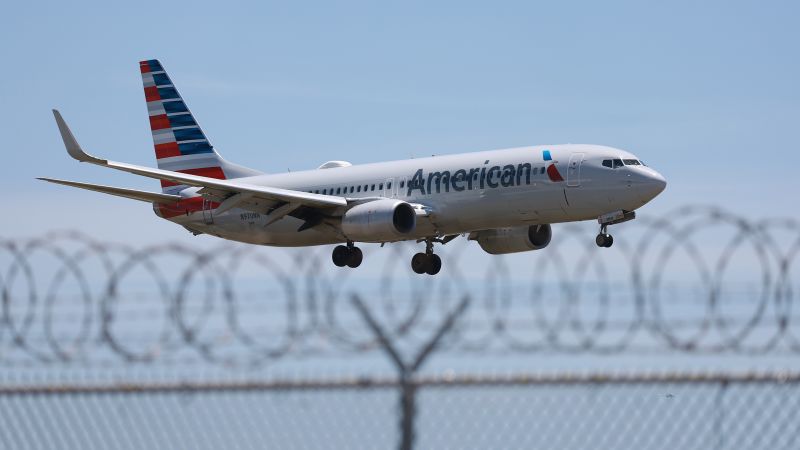 Стюардесата на American Airlines е изправена пред обвинение за детска порнография, след като се твърди, че е снимала непълнолетни в тоалетните на самолет, казва DOJ