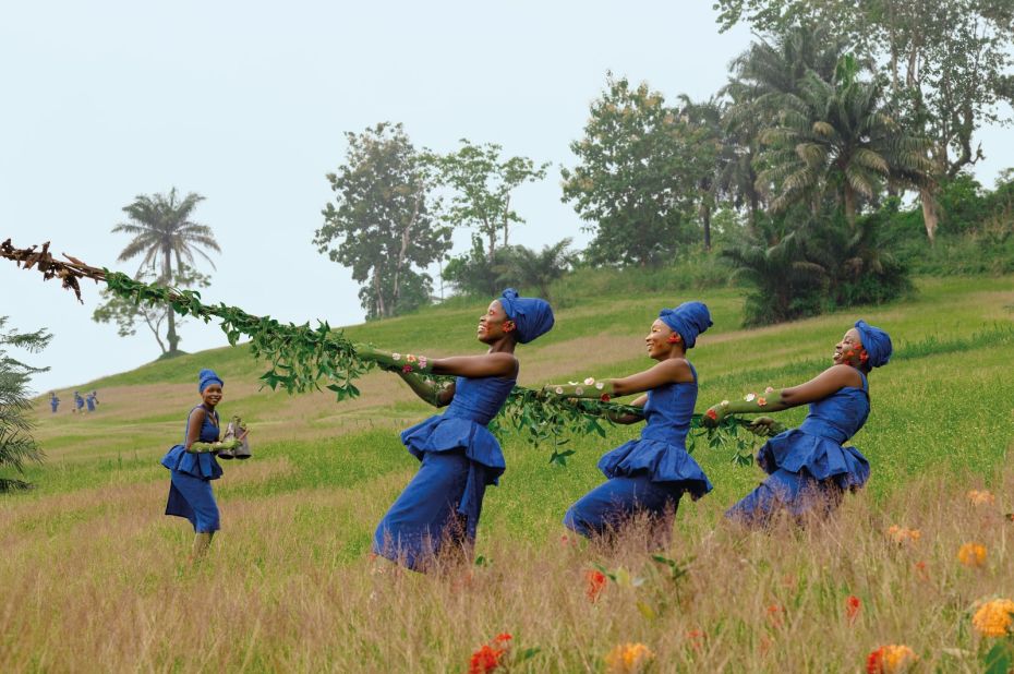 In "A Strained Chorus," Obasi captures the tug of war between man and nature. Its description reads, "Those who do not loosen their grip are the real winners: the messengers of a necessary call to action, but also of thanks to those who support our land every day."