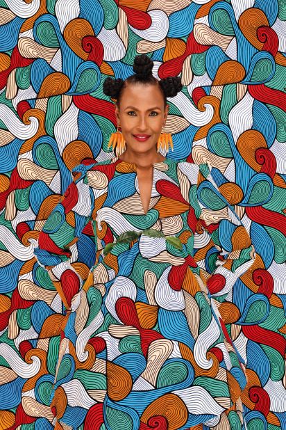 "Heartsong," by Muriu, features Somali model, writer and activist for women's rights Waris Dirie, embodying her as a desert flower, which is the name of her foundation fighting against female genital mutilation. It draws on the proverb: "Birds sing not because they have answers but because they have songs."